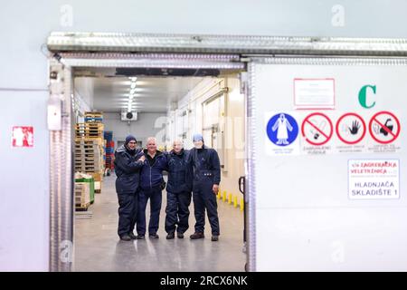 In den warmen Sommermonaten ändern Arbeiter in Kühlhäusern die äußeren 35 Grad Celsius auf -20 Grad Celsius in den Kammern in Zagreb, Kroatien, am 14. Juli 2023. Die Mitarbeiter der Märkte in Zagreb, des Großhandelsmarkts und der Kühlhäuser als Teil der Holding Zagreb in Zitnjak betreten die Kühlhäuser in mehreren Kleidungsschichten unter einem speziellen Arbeitsanzug für niedrige Temperaturen. Ein Hut und Handschuhe sind obligatorisch, und spezielle warme Arbeitsschuhe tragen die Füße. Jeder neue Mitarbeiter hat mindestens 6 Monate Zeit, um sich an diese Temperaturschwankungen zu gewöhnen. Nachdem Sie 45 Minuten in verbracht haben Stockfoto