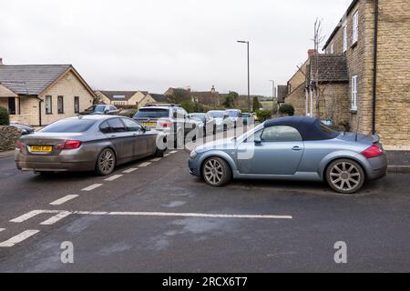 Auffällige Parkmöglichkeiten an der Kreuzung, Gloucestershire, Großbritannien Stockfoto