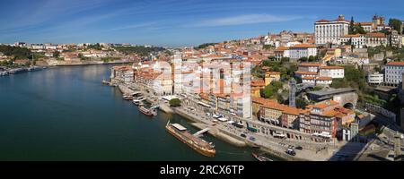 Porto, Portugal - 24. August 2020: Bezirk Ribeira von der Brücke Dom Luis I, Porto, Portugal. Stockfoto