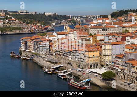 Porto, Portugal - 24. August 2020: Bezirk Ribeira und Arrabida-Brücke vom Gipfel der Brücke Dom Luis I, Porto, Portugal. Stockfoto