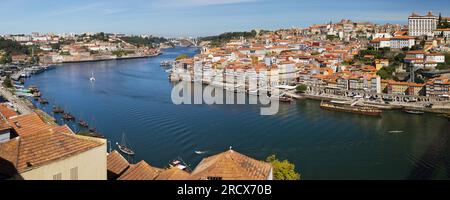 Porto, Portugal - 24. August 2020: Douro zwischen Porto und Vila Nova de Gaia von der Brücke Dom Luis I, Vila Nova de Gaia, Portugal. Stockfoto