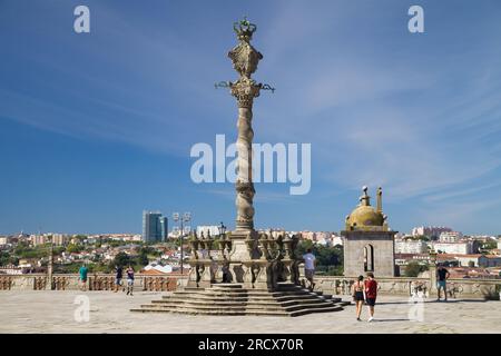 Porto, Portugal - 24. August 2020: Terrasse der Kathedrale in Porto, Portugal. Stockfoto