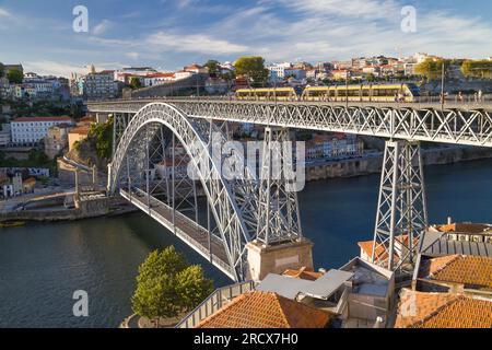 Vila Nova de Gaia, Portugal - 25. August 2020: Luis I-Brücke von Vila Nova de Gaia, Portugal, in der Abenddämmerung. Stockfoto