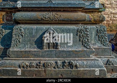 12 25 2014 Vintage Stone Statue von Gautam Buddha, UNESCO-Weltkulturerbe Mahabodhi Tempel, Bodhgaya, Bihar, Indien Asien. Stockfoto