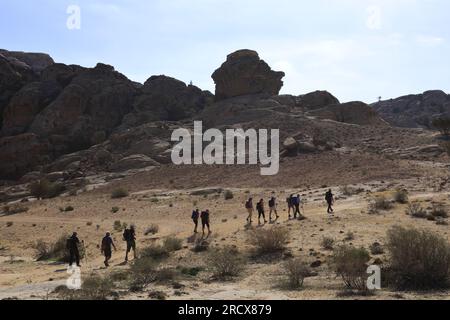 Walkers im Wadi al-Aghlat vor Little Petra, Jordanien, Naher Osten Stockfoto