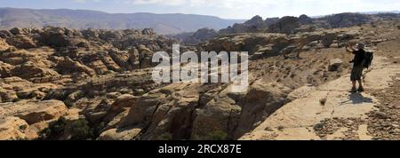 Walkers im Wadi al-Aghlat vor Little Petra, Jordanien, Naher Osten Stockfoto