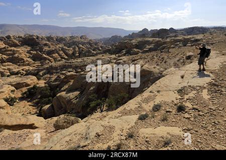 Walkers im Wadi al-Aghlat vor Little Petra, Jordanien, Naher Osten Stockfoto