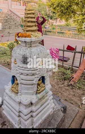 12 25 2014 Vintage Stone Statue von Gautam Buddha, UNESCO-Weltkulturerbe Mahabodhi Tempel, Bodhgaya, Bihar, Indien Asien. Stockfoto