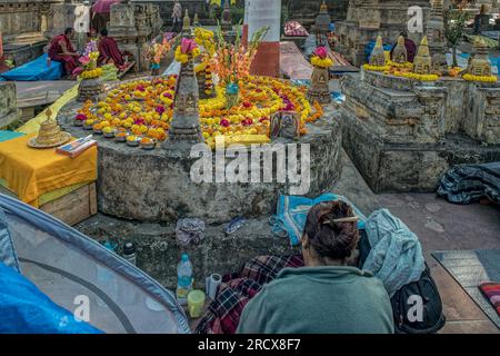 12 25 2014 buddhistischer Mönch, der in der tibetischen Mythologie im Mahabodhi-Komplex Bodh Gaya Bihar India.Asi Rituale macht Stockfoto