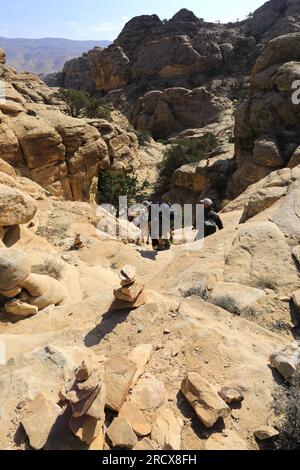 Walkers im Wadi al-Aghlat vor Little Petra, Jordanien, Naher Osten Stockfoto