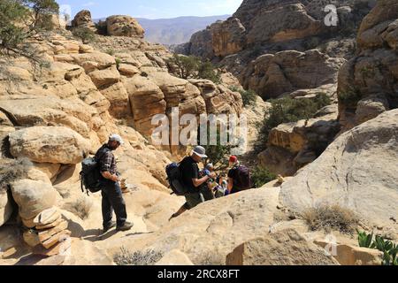 Walkers im Wadi al-Aghlat vor Little Petra, Jordanien, Naher Osten Stockfoto