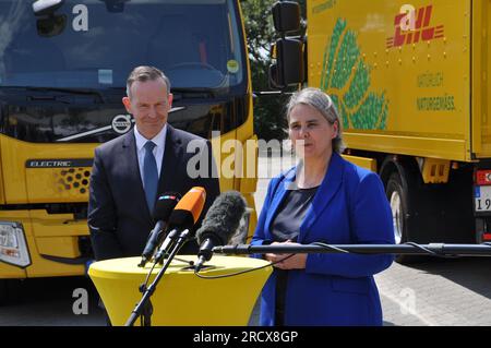 Berlin, Deutschland. 13. Juli 2023. Die Deutsche Post DHL hat 13 große Elektrofahrzeuge für den Transport von Paketen zwischen Vertriebszentren gekauft. Auf diesem Foto, das am 13. Juli 2023 aufgenommen wurde, präsentieren der Bundesminister für Verkehr, Volker Wissing, und Nikola Hagleitner von DHL die Autos Journalisten. Kredit: Zapotocky Ales/CTK Photo/Alamy Live News Stockfoto