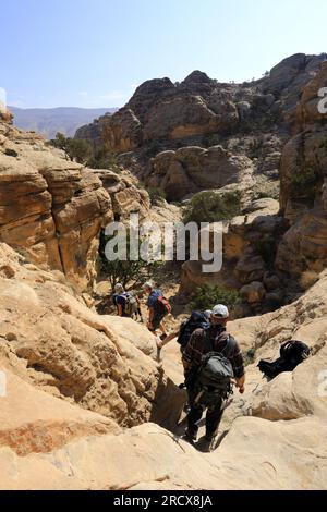 Walkers im Wadi al-Aghlat vor Little Petra, Jordanien, Naher Osten Stockfoto