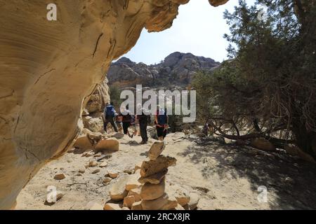 Walkers im Wadi al-Aghlat vor Little Petra, Jordanien, Naher Osten Stockfoto