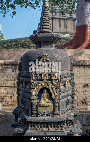 12 25 2014 Vintage Stone Statue von Gautam Buddha, UNESCO-Weltkulturerbe Mahabodhi Tempel, Bodhgaya, Bihar, Indien Asien. Stockfoto