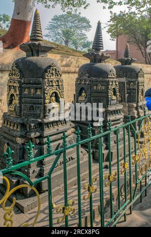 12 25 2014 Vintage Stone Statue von Gautam Buddha, UNESCO-Weltkulturerbe Mahabodhi Tempel, Bodhgaya, Bihar, Indien Asien. Stockfoto