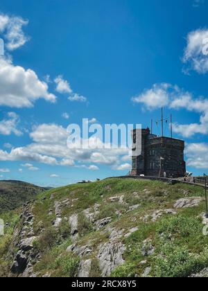 Blick auf Cabot Tower, St. John's, Neufundland an einem sonnigen Tag. Stockfoto