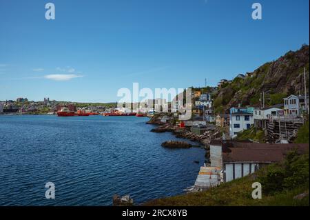 Blick auf Häuser und Boote im Hafen von St. John's, Neufundland. Stockfoto