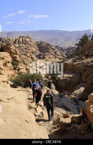 Walkers im Wadi al-Aghlat vor Little Petra, Jordanien, Naher Osten Stockfoto