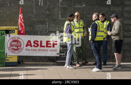 Aktenfoto vom 03.06/23 von Mitgliedern der Aslef-Gewerkschaft auf einer Streikpostierlinie in der Nähe des Bahnhofs Leeds, da die Triebfahrzeugführer ab Juli 31 in dem langwierigen Lohnstreit ein einwöchiges Überstundenverbot verhängen sollen, so Aslef, Drohende Unterbrechung des Zugverkehrs auf der Höhe der Sommerferien. Ausgabedatum: Montag, 17. Juli 2023. Stockfoto