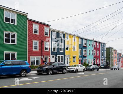 Straße mit bunten Reihenhäusern in St. John's, Neufundland, Kanada. Stockfoto