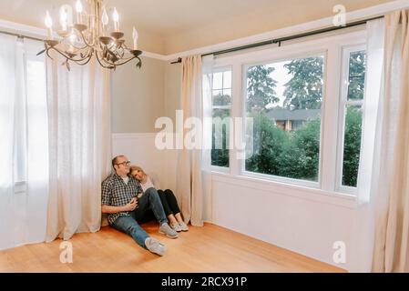Ein Paar genießt einen zarten Moment in seinem neuen leeren Zuhause Stockfoto