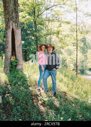Porträt eines Paares mittleren Alters in den üppigen Wäldern von Ellijay, GA Stockfoto