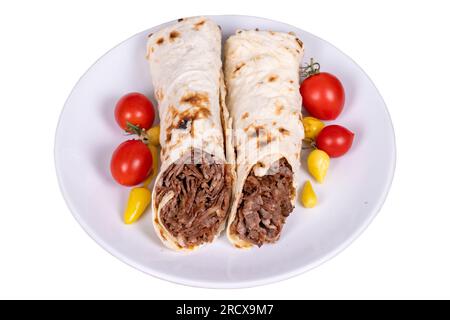 Wrap Döner Kebab. Fleischspender Kebab isoliert auf weißem Hintergrund. Traditionelle türkische Küche. Nahaufnahme. Lokaler Name Durum et doner Stockfoto