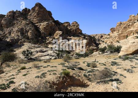 Walkers im Wadi al-Aghlat vor Little Petra, Jordanien, Naher Osten Stockfoto