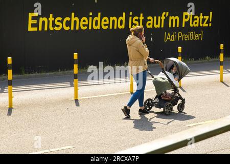 Frau mit Kinderwagen vor dem Eingang zum Parkhaus der BVB Fan World of Borussia Dortmund, Deutschland, Nordrhein-Westfalen, Stockfoto