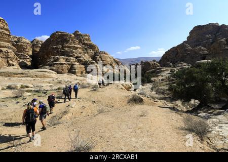 Walkers im Wadi al-Aghlat vor Little Petra, Jordanien, Naher Osten Stockfoto