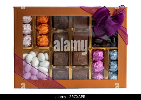 Verpackte Geschenkschokolade. Abgepackte Schokolade isoliert auf weißem Hintergrund. Schließen Stockfoto