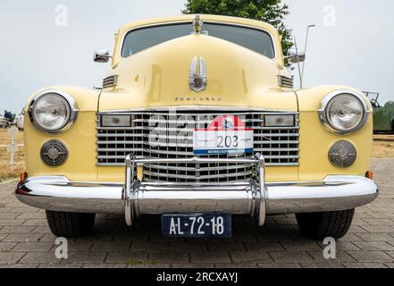 Lelystad, Niederlande, 18.06.2023, Vorderansicht des alten Cadillac der Serie 62 vom 1941 anlässlich des National Oldtimer Day Stockfoto