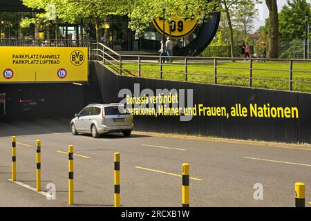 Eintritt zum mehrstöckigen Parkplatz in der BVB Fan World von Borussia Dortmund, Deutschland, Nordrhein-Westfalen, Ruhrgebiet, Dortmund Stockfoto