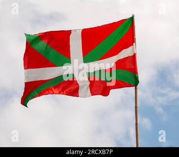 Kennzeichen „bezahlt Region Baskisch“. Die Flagge des Baskenlandes, die auf einem Fahnenmast winkt. Autonome Gemeinschaft in Nordspanien. Stockfoto