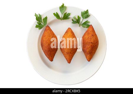 Gefüllte Fleischbällchen. Türkische Köstlichkeiten. Kibspezies oder Ili-Kofte, isoliert auf weißem Hintergrund. Draufsicht Stockfoto