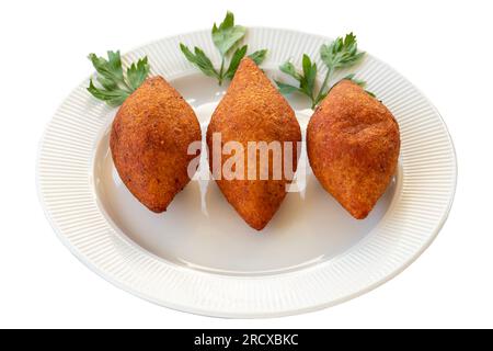 Gefüllte Fleischbällchen. Türkische Köstlichkeiten. Kibspezies oder Ili-Kofte, isoliert auf weißem Hintergrund. Schließen Stockfoto