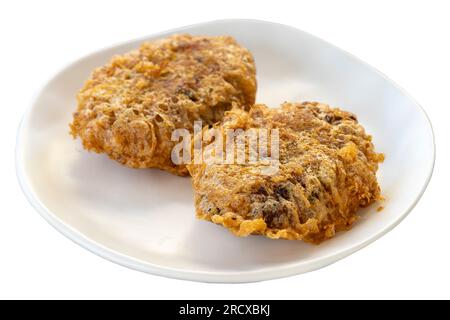 Türkische Fleischbällchen isoliert auf weißem Hintergrund. Türkische Köstlichkeiten. Fleischbällchen in Brotkrumen gebraten. Lokaler Name: Kadin Budu Kofte oder Women Stockfoto