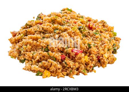 Bulgur-Salat isoliert auf weißem Hintergrund. Traditionelle türkische Köstlichkeiten. Salat mit Bulgur und Gemüse. Nahaufnahme. Lokaler Name: Kisir Salata Stockfoto