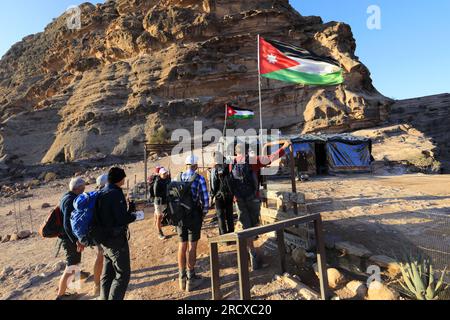 Spaziergänger in der Landschaft des Beidha-Tals vor Little Petra, Al-Sharat-Gegend in Jordanien, Naher Osten Stockfoto