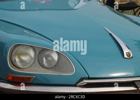 Die Vorderseite des klassischen blauen Citroën DS-Wagens in Lelystad, Niederlande – Juni 18 2023 Stockfoto