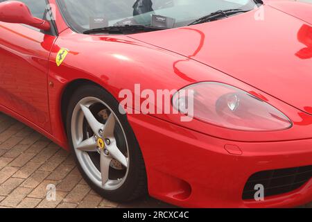 Vorderseite des roten Sportwagens Ferrari 360 in Lelystad, Niederlande, Juni 18 2023 Stockfoto