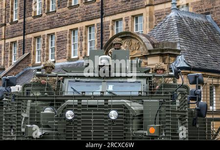 Redford Barracks, Edinburgh, Schottland, Vereinigtes Königreich, 17. Juli 2023. Soldaten von 3. Bataillonsgewehren mit einem riesigen, schwer gepanzerten Mastiff-Fahrzeug, entwickelt, um Bedrohungen durch Bomben am Straßenrand abzuwehren Stockfoto