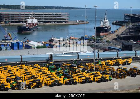 Oil Products Tankers Whitonia und Whitchampion in Southampton Docks, mit einem Autozug und gelben JCB's im Vordergrund. Stockfoto