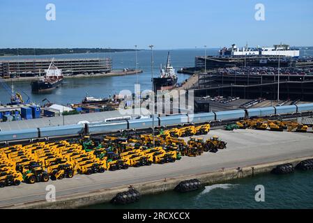 Oil Products Tankers Whitonia und Whitchampion in Southampton Docks, mit einem Autozug und gelben JCB's im Vordergrund. Stockfoto