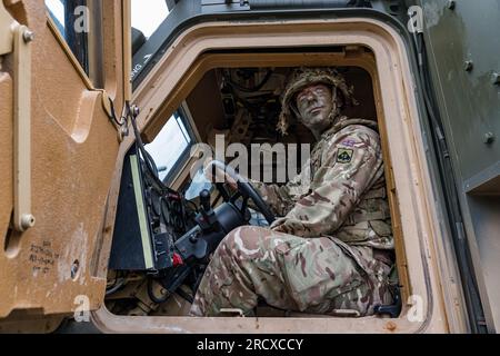 Redford Barracks, Edinburgh, Schottland, Großbritannien, 17. Juli 2023.Ein Soldat von 3. Schlachthöfen in Dschungelgetarnung sitzt auf dem Fahrersitz eines riesigen, schwer gepanzerten Mastiff-Fahrzeugs, das den Bedrohungen durch Bomben am Straßenrand entgegenwirkt Stockfoto