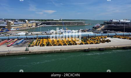 Ein Autozug und gelbe JCB's am Kai an den Southampton Docks. Stockfoto