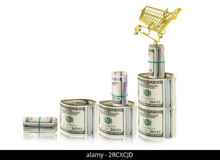 Balkendiagramm aus Geld. Ganz oben ein goldener Einkaufswagen. Anstieg der Preise von Produkten, Einkäufen und Verkäufen. Stockfoto