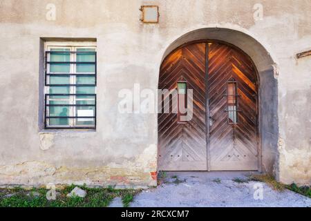 Altmodische Garagentür aus Holz. Architekturelement Stockfoto