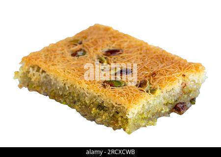 Pistazien-Kadaif-Dessert. Traditionelle mediterrane Köstlichkeiten. Kadayif isoliert auf weißem Hintergrund. Schließen Stockfoto